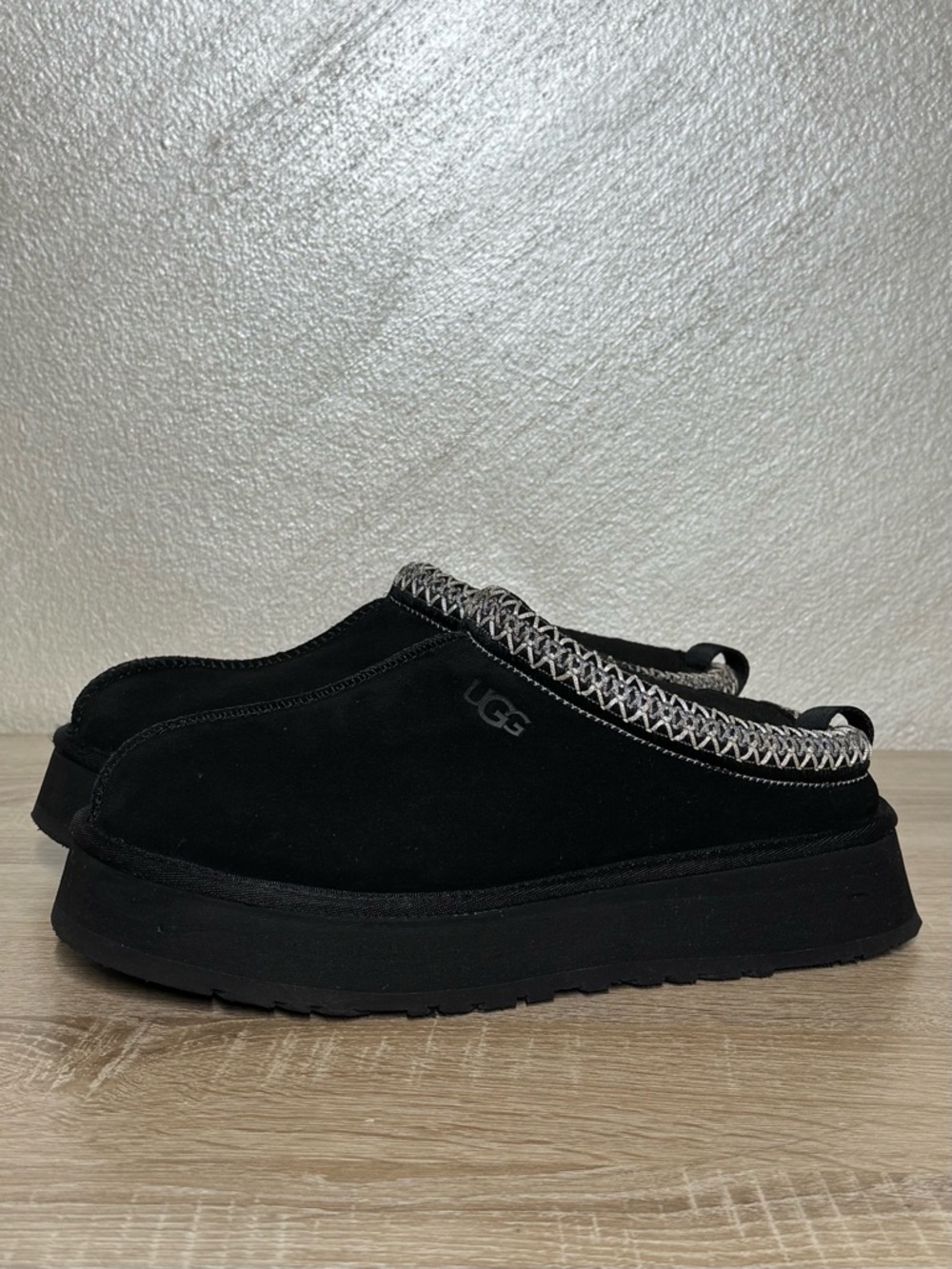 UGG Tazz platform slipper Women Size 10 Black Suede Sheepskin Lined Embroidered